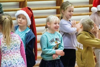 Humøret var højt, da de mindste børn på Engesvang Skole dansede folkedans med nissebandet.