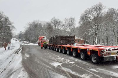 Det lange testkøretøj med 200 ton stålplader i Arnborg. Is og sne forsinkede testen af broen på Skjernvej, der først kunne åbnes for trafik ved 15-tiden onsdag.