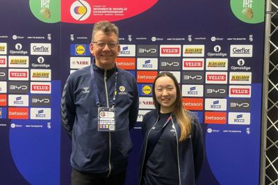 Jens Rettig fra Tyskland og Yuka Fujii fra Japan arbejder som frivillige under de tre ugers VM i Herning.