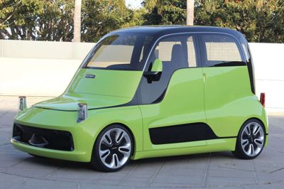 I det spøjse NYC Concept står føreren næsten op bag rattet. Toyota/Free