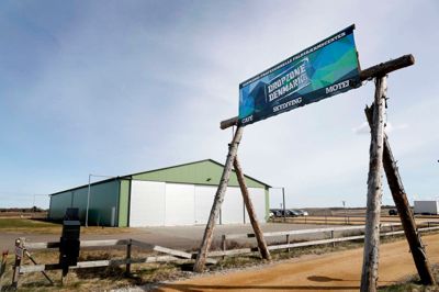 Etableringen af faldskærmscentret Dropzone Denmark i Skinderholm omfatter to kommunale dispensioner til rydning af beskyttet hede, som blev foretaget uden en miljøvurdering. Det kritiseres af et advokatfirma - hyret af en ny forening, der kæmper for mindre flystøj over Hernings boligområder.