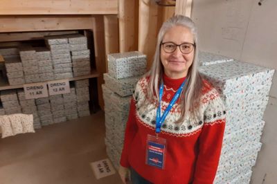 Dorthe Dyreholt styrer uddelingen af 550 julepakker for Herning Cares operation julehjælp i Åben Kirke. Hun drives af lysten til at hjælpe andre mennesker i en højtid, hun selv som barn ikke brød sig om.