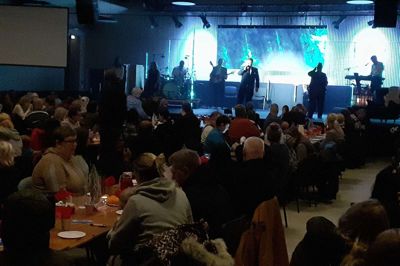 Jul med rock på. Uddeling af julepakker fra Herning Care blev i løbet af lørdagen krydret med tre juleshows, hvor Åben Kirkes husorkester Open Church Worship optrådte sammen med Åben Kirkes præster.