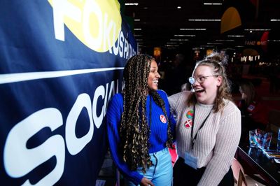 Maria Hebsgaard (t.v.) og Emma Johannesen er iført nogle af af de badges, som man kan få lavet i fanzonen. De står i alt ni dage ved standen i, så de har god tid til at blive tryg ved den store mængde mennesker og smalltalk.