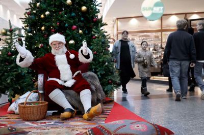 I løbet af december er julemanden at finde i Herningcentret, hvor han spreder juleglæde hos børn og handlende herningensere.