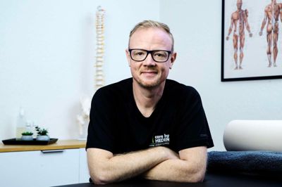 Efter 21 år som førtidspensionist har Henrik Hedelund åbnet sin egen klinik som lægeeksamineret fysiurgisk massør i Bredgade. Sideløbende fortsætter han som daglig leder af Café Huset, et værested for socialt udsatte i Bryggergade.