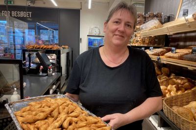 Annette Terndrup, 49 år, bagerekspedient, Vildbjerg - Jeg er ikke til gløgg, da jeg ikke synes om rødvin. Jeg drikker heller ikke kaffe eller te. Varm kakao er det eneste, jeg kan lide af varme drikke. Her i juletiden kan jeg godt lide en kop varm kakao med en klejne til. Det fik jeg også som barn, når jeg var til julehygge i weekenderne.