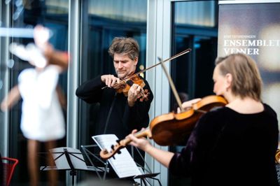 For de musikalske indslag, både ved julehyggen i Heart Café og i koncertsalen, stod tre af ensemblets strygere, heriblandt Nicolas Dautricourt på violin og Sanna Ripatti på bratsch.