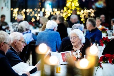 Mødesalen på Folkebladet var i aftes ramme om et julearrangement med julesang, højtlæsning fra chefredaktør Vibeke Larsen og masser af lys og julestemning.