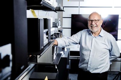 Hans Nielsen er udlært radio- og tv-tekniker i Ry, hvor han boede med sin familie i en periode. Da han vendte tilbage til Herning, fik han job ved Miniradio, hvor han nu kan fejre sit 50-årsjubilæum.