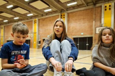 Inden de skulle lege ståtrold, lagde dagens undervisere ud med en navneleg. - I kan lige sætte jer i en rundkreds, så bliver det lidt hyggeligere, sagde 15-årige Amalie Løbner Ebsen til sin gruppe af forsamlede elever. Derefter fik flokken sig en snak om, hvad de hed, og hvad de godt kunne lide at lave.