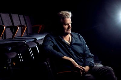Teaterleder Michael Asmussen leder efter en sponsor, der vil levere nye og mere behagelige stole til teatret.