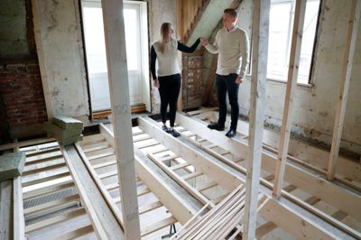 Mathilde Kempf og Frederik Hornbech synes ikke, at det er så hyggeligt at være i huset i øjeblikket, fordi der er koldt indenfor, der er mørkt udenfor, og energiniveauet er ikke det vildeste i vinterhalvåret - men de hænger i.