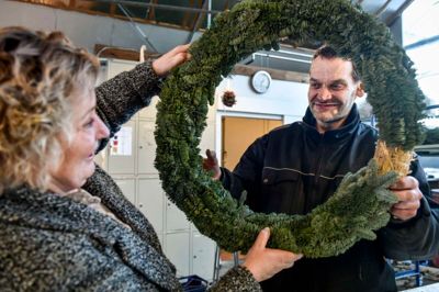 En glad Bent Hansen viser sit arbejde frem for sin mentor, Rikke. Det er tydeligt, at han er god til at bruge sine hænder.
