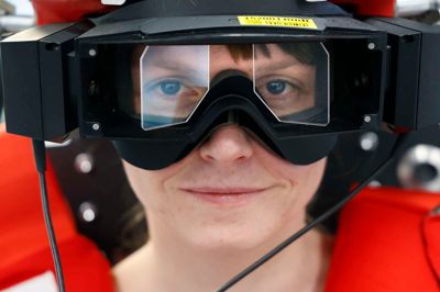 Læge Signe Bønløkke er i gang med et ph.d.-projekt om børn og svimmelhed, men hun er nødt til at bruge alternative testmetoder, for det materiel, man bruger til at teste voksne med, passer ikke til børn. Det gælder blandt andet de specialbriller, man tester øjenbevægelser med.