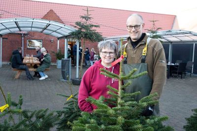 Pia og Kaj Pedersen er på ingen måder trætte af jul. Tværtimod. Men de vil gerne arbejde mindre end de 80-100 timer om ugen, det nemt bliver til. Derfor er 23. december sidste dag med den fysiske gårdbutik - og derefter vil de koncentrere sig om jule-webshoppen plus produktion af juletræer til eksport samt pyntegrønt.