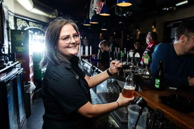 23-årige Cecilie Knoth er blevet mere tålmodig og bedre til at have mange bolde i luften i sit arbejde på Gadespejlet. At kunne danne sig et overblik er nemlig en af de vigtigste evner, en bartender skal have, nævner hun.