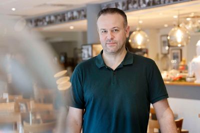 Adrian Marras Gustavussen fortæller, at der skal oksemørbrad på nytårsmenuen, hvis ikke der skal komme klager fra kunderne.