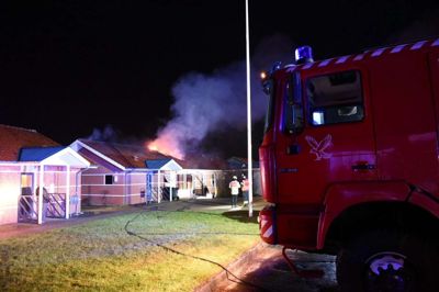 Brand & Redning Midtvest rykkede mandag aften ud til en kraftig brand på Engtoften i Ejstrupholm. Heldigvis var beboeren i dobbelthuset ikke hjemme. Foto: Holck-Photo