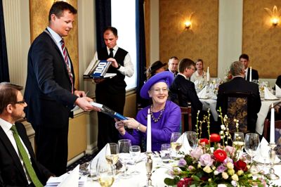 Ved festmiddagen på Hotel Eyde under købstadsjubilæet i 2013 sad Helge Sander (t.v.) til bords med dronningen. På den anden side sad den daværende borgmester, Lars Krarup, som undervejs overrakte jubilæumsbogen til majestæten.