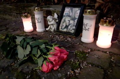 I august 2021 blev en 22-årig mand stukket ihjel med kniv. Han blev i tiden efter mindet på det sted på hjørnet af Grønnegade og Smedegade, hvor han blev fundet livløs. Foto: Lars Work Kristensen