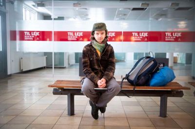 Marcus Olesen fra Herning blev sat i venteposition på banegården i Silkeborg på grund af snestormen. Han måtte opgive sin gåtur mod Viby.