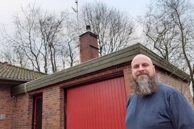 Poul Nielsen kan pille antennen til det mobile bredbånd ned fra taget. Husstanden på Hjøllundvej får 77.400 statslige kroner i støtte fra Bredbåndspuljen til fiberbredbånd.