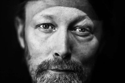 Skuespiller Lars Mikkelsen åbner op overfor Hans Pilgaard i »Det store spørgsmål«.
