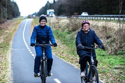 Venstres Anne Mette Bang Rasmussen (t.v.) og socialdemokraten Vinnie Borbjerg, der begge bor i Kibæk, har cyklet en tur sammen ind til et udvalgsmøde på rådhuset, lige efter at cykelstien blev indviet i august. De regner med, at de også mødes på cykel næste år, når der er nye fælles møder i kalenderen. Anne Mette Bang Rasmussen har taget turen flest gange til Herning af de to, og hun er vild med turen, som foregår på ny asfalt. Dog cykler hun ikke, når der er sne og frost.