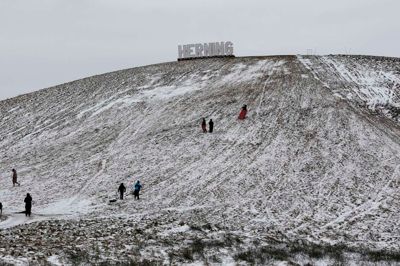 Herning-skiltet, der stod på torvet under VM i kvindehåndbold i december, har fået ny plads på toppen af Knudmosebjerget. Det er dog midlertidigt, for det er kun i forbindelse med weekendens Sport 2023, at forbipasserende kan nyde synet af skiltet.