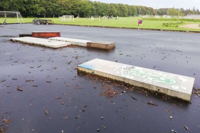 Der skulle have været et skaterområde på dette asfalterede stykke af Lind Outdoor, men det viste sig at larme for meget. Nu er en ny plan klar. Svellerne rundt langs kanten sættes sammen til en bande på en hockeybane, de tre betonplader samles i den anden ende til et legeområde, og i midten kommer et såkaldt teqball-bord.