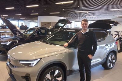 Amel Henic ved en af de storsælgende Volvo-modeller.