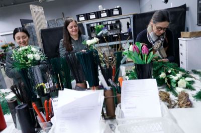 Onsdag 10. januar åbner Vestergades Blomster på Vestergade 64. Både blomster, planter og de ansatte følger med til den nye adresse. Fra venstre: Emilie Jakobsen, indehaver Emmy Kjærsgaard Rousing og Gitta Leim.