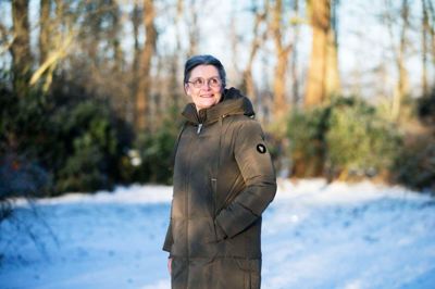 Anne Marie Søe Nørgaard er vokset op på Visgaard i Sinding og er fjerde generation på gården. Her er hun fotograferet i sin store have, hvor hun nyder at gå og flytte på ting. Tirsdag 9. januar fylder byråds- og regionsrådsmedlemmet 60 år.