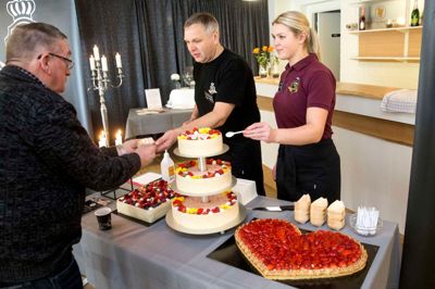 Bagermester Niels Henrik Laursen og hans datter Ida, der her deler smagsprøver ud ved en messe, er klar med en royal fastelavnsbolle op til tronskiftet.
