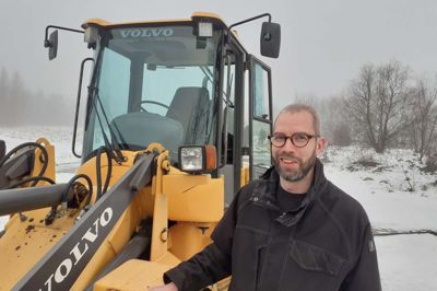 Kristian Pallesen har taget sagen i egen hånd og rydder de sidste frosne snedriver væk fra fygesneen på vejene omkring Kølkær.