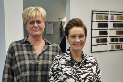 Pia Kølbæk (t.v.) og Annette Hindkjær fra Frisør Hindkjær på Glentevej gør klar til at flytte salonen til Bredgade, hvor de bliver selvstændige frisører i samme lokale.