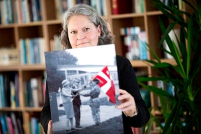 Anne Christiane Castenschiold Bill modtager regimentets fane af dronning Margrethe, der er en meget særlig militær begivenhed.