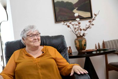 Birgit Jonassen er formand for andelsboligforeningen Grønnebo midt i Herning. Der venter hende og de andre 19 andelshavere en stigning i boligskatten, men stigningen vil komme gradvist over flere år.
