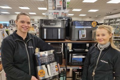 Mange fik en airfryer i julegave. Det skyldtes blandt andet et salgsfremstød som salgsassistent Lisbeth Lawets (t.v.) og butikselev Signe Andersen fra Kop & Kande i Bredgade stod bag.