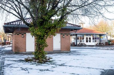 Det nye opholdssted vil blive opført som en tilbygning til den offentlige toiletbygning på Markedspladsen.