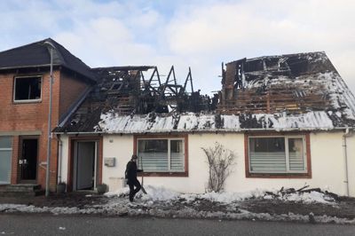 Branden brød ud på første sal, og den bredte sig til nabobygningen.