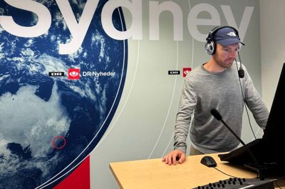 Om natten sender DR radioavis direkte fra Sydney. Det foregår fra det redaktions-lokale og studie, som blev etableret i september hos australske ABC News. Her er Kasper Thulstrup på arbejde. Foto: Privatfoto