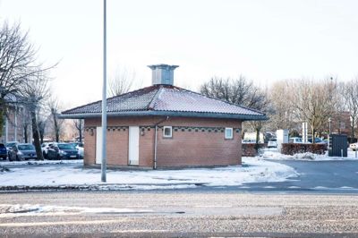 Det kommende opholdssted skal placeres ved den offentlige toiletbygning ud mod Møllegade, men de udsatte vil også komme til at opholde sig på den modsatte side af Markedspladsen, mener nabo.
