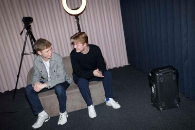 Morten Moesgaard (t.v.), Benjamin L. Henriksen og resten af holdet bag Let's Go Live henter ofte inspiration fra Asien og USA, som er noget længere fremme med liveshopping end Europa.
