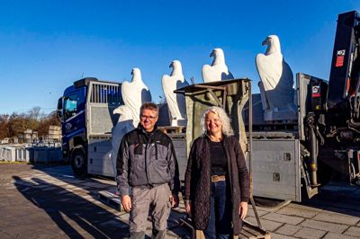 Det var dette billede, som Herning Folkeblad bragte af støberiejerne Laust Hesel Madsen og Helle Tronborg fra Lahema i Fly ved Skive. Bag ham ser man den femte ørn, som blev støbt og senere blev til en undren fra en læser af Herning Folkeblad.