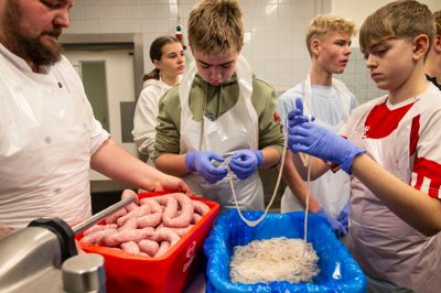 Slagtermester Jimmy Klausen fra Meny kan konstatere, at eleverne går frisk til opgaven.