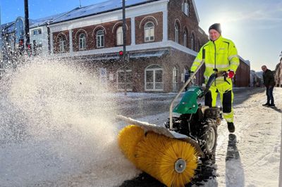Sådan så det ud i Smedegade, da sneen sidste år i januar væltede ned over Herning. På billedet Kenneth E. Nielsen fra Drift og Service ved Herning Kommune.