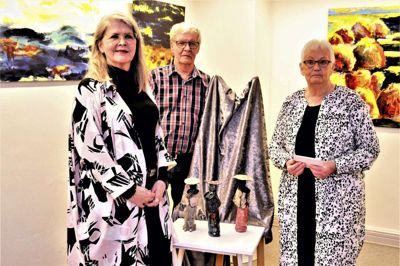 På dette arkivfoto fra 2019 ses årets kunstner i Kunstforeningen Trehøje, Lone Birgitte Bavnhøj, til venstre. De to andre er henholdsvis bestyrelsesmedlem Kjeld Schou og formand Grethe Gottfredsen. Snart bliver årets kunstner for 2024 fundet.