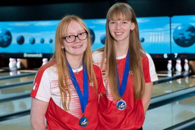Mia Madsen og til højre Lotte Liv Jensen med de første sølvmedaljer, som de vandt ved EM. Talenterne fra HUK 96 brugte også talentklasserne til at blive bedre.